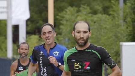 Cerca de 230 corredores tomaron parte este domingo por la mañana en la octava edición del Cross de Arre 'Vuelta a la torre', que inscribió en su palmarés los nombres de dos ilustres como Antonio Etxeberria (Beste Iruña) y Henar Etxeberria (Hiru Herri) en su prueba absoluta de 8 kilómetros.