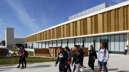 El nuevo centro de educación Secundaria y de Formación Profesional acogió el lunes la presentación de los alumnos con los últimos retoques en el equipamiento de aulas y talleres pendientes y tras una inversión de 37,2 millones de euros.