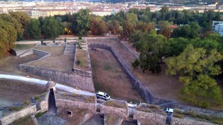 Herido un joven tras caer de una altura de 4 metros en las murallas de Pamplona