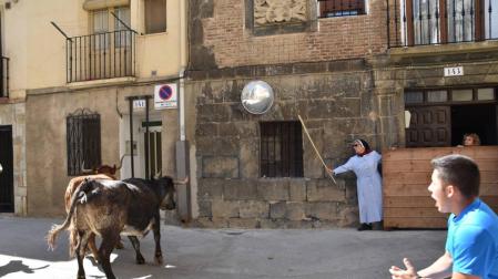 Sor Elsa, la monja 'taurina' que se hace viral con una vara del encierro de San Fermín
