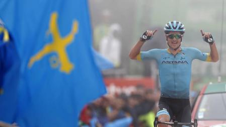 Fuglsang brilla en La Cubilla y Valverde cede terreno ante el líder Roglic