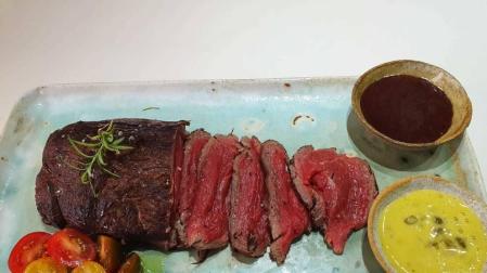 De vajillas únicas y carne cruda deliciosa