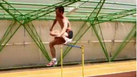El excampeón olímpico Stefan Holm, a sus 43 años, asombra con sus saltos increíbles