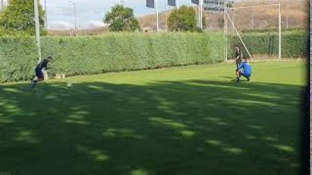 Iñigo Pérez se calza las botas y ya toca balón
