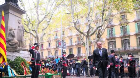 El Govern abre las ofrendas de la Diada con el himno español sonando desde un balcón
