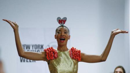 Agatha Ruiz de la Prada sube a la pasarela rodeada de diseñadores latinos