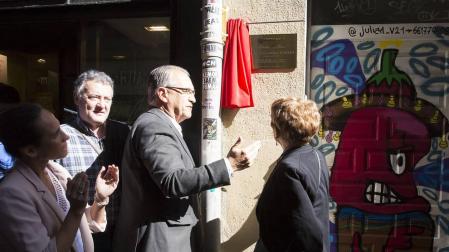 El Ayuntamiento de Pamplona homenajea a Iñaki Astondoa con una placa en su casa natal