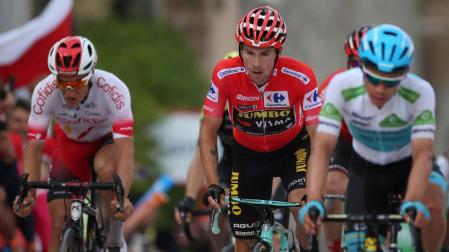 El ciclista esloveno Primôz Roglic, junto al colombiano Miguel Ángel López "Supermán López"y al también colombiano Darwin Atapuma, a su llegada a Toledo