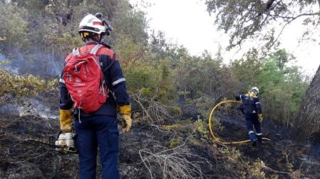 Los bomberos sofocan un incendio de hierbas próximo a la N-121A, en Oricain