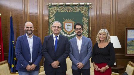Visita de la Federación Navarra de Atletismo al Ayuntamiento de Pamplona