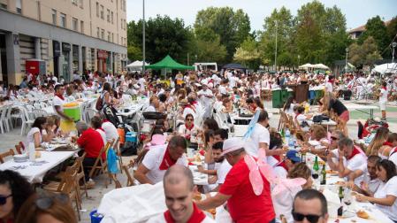 Nuevo éxito de la comida del pato en fiestas de Zizur