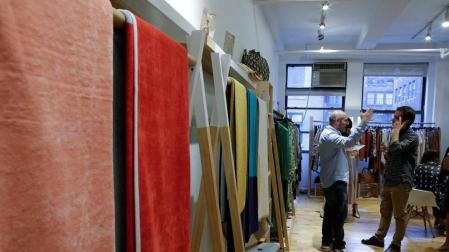 Cinco firmas 'made in Spain' aterrizan en la pasarela neoyorquina con sus propuestas de moda y complementos.