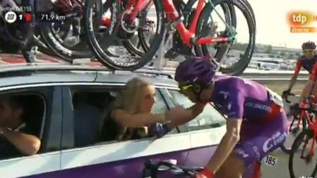 El ciclista Jesús Ezquerra pide matrimonio a su novia en mitad de la última etapa