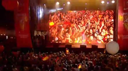 Fiesta en honor de los campeones del mundo de baloncesto en la Plaza de Colón