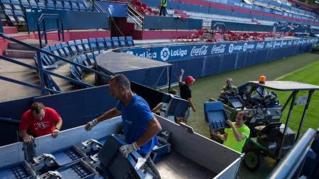 Representantes del Subiza, el día que tomaron las sillas de El Sadar que habían acordado con Osasuna.