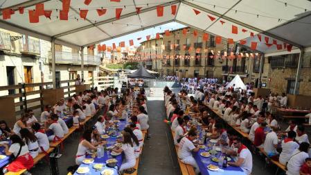 La juventud disfrutó de su día grande de las fiestas de Olite