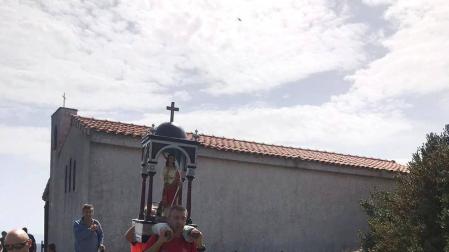 La imagen de Santa Bárbara, portada en andas.