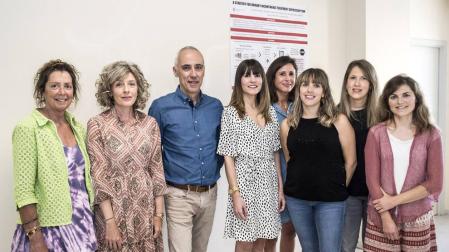 De izda. a dcha.: Mª Luisa Barandiarán (médico del Equipo de Atención Primaria de Chantrea), Mª Concepción Celaya,Javier Garjón (jefe de sección de Evaluación, Asesoría del Medicamento e Investigación), Natalia Alzueta, Carmen Fontela, Amaya Echeverría, Lorea Sanz, Mª Teresa Acín (todas farmacéuticas de Atención Primaria).