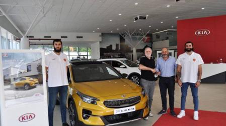 Fermín Tiberio, director comercial de la marca; Javier Sobrino, presidente de Basket Navarra Club; y los jugadores José Jiménez y Rodrigo Gómez.