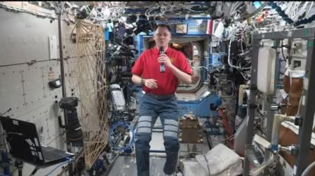 Brad Pitt mantiene una conversación con un astronauta de la NASA