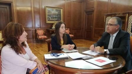 Las alcaldesas de Burlada y Valle de Egüés, con Enrique Maya.