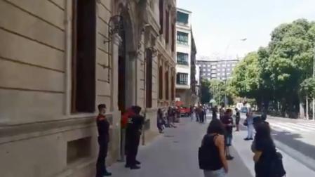 Imagen de la protesta de LAB en la fachada del Parlamento de Navarra.