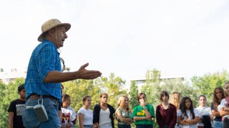 Enrique Baquero, el zoólogo de la Universidad de Navarra que guió el paseo por Pamplona, digiéndose a los partipantes en la actividad