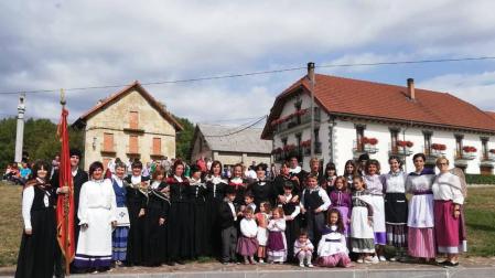 Nutrido grupo de vecinos de Abaurrea Alta en la edición número 42 del Aezkoako Eguna que recaló en su localidad.