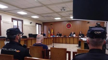 Diez años de cárcel por intentar hacer que su padre se comiera un cuadro de Miró