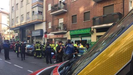 Servicios de emergencia y vecinos, en el lugar en el que la mujer se ha arrojado del balcón con su hija en Madrid.