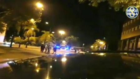 Intervención de la Policía Local de Sevilla en una carrera ilegal.