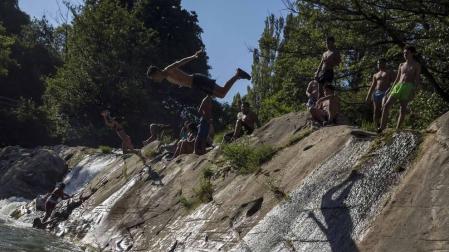 Las personas con trabajo a pie de calle son las que más sufren las altas temperaturas. En Pamplona, finalmente no se cumplieron los pronósticos y los termómetros no pasaron de los 35 grados