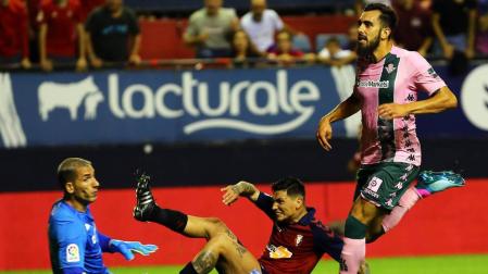 Osasuna y Betis protagonizan una tormenta sin lluvia