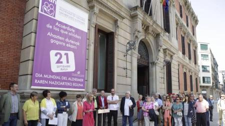 El Parlamento de Navarra ha evidenciado su adhesión al Día Mundial del Alzheimer con la participación de representantes de todos los grupos en un acto conmemorativo organizado por el Legislativo Foral junto a la Asociación de Familiares de Alzheimer de Navarra (AFAN).