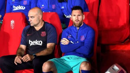 Leo Messi observa el partido desde el banquillo del Granada.