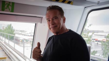 Schwarzenegger, en el Metro de Barcelona: "Es un modelo que el mundo debería usar"