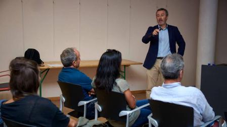 Luis Turiel se dirige a los vecinos de Carcastillo que acudieron el viernes al primer foro informativo sobre el desarrollo del PUM.