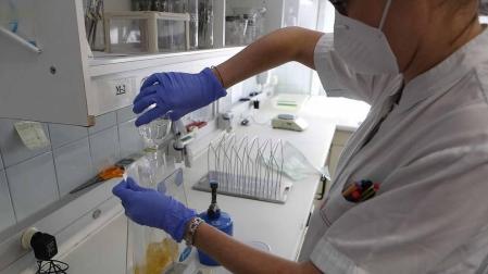 Las últimas alertas en el país por listeria o bolutismo, hallado en este último caso en un lote de atún envasado, avivan el interés por conocer los recursos de prevención y protocolos de seguridad alimentaria
