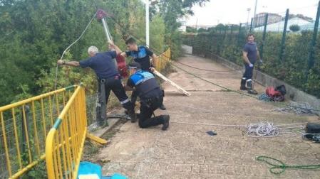 Un momento del rescate de una mujer que ha caído por un talud en Pamplona