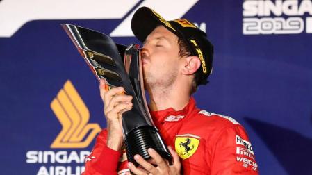 Vettel cierra su sequía en Singapur y Sainz se topa con el infortunio