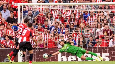 El centrocampista del Athletic Club de Bilbao, Raúl García, consigue de penalti el gol para su equipo.