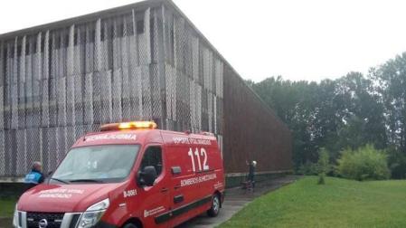 Ambulancia frente al edificio desde donde se ha precipitado el joven.