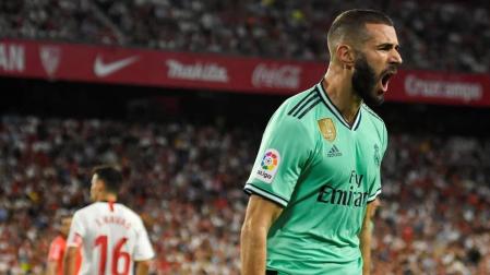 El delantero del Real Madrid, Karim Benzema, celebra su gol frente al Sevilla.