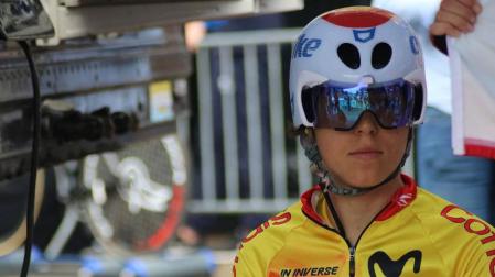 Irati Puigdefábregas, con el maillot y el caso de la selección española de ciclismo juvenil con la que compite hoy en Yorkshire.