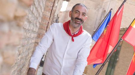 Gorka García Izal, Alcalde de Corella, posa en el balcón del ayuntamiento.