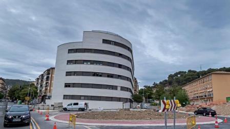 La rotonda de Renolit canaliza desde la semana pasada el acceso de los vehículos a Estella.