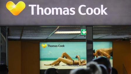 Pasajeros frente al mostrador de Thomas Cook en la Terminal 1 del aeropuerto de Frankfurt.