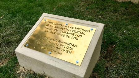 Primer plano de la placa de Gogoan repuesta.
