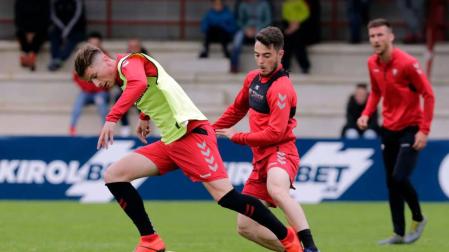 Miguel Olavide junto a José Hualde en un entrenamiento de esta pasada temporada.