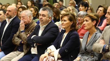 Carmen Calvo, entre Santos Cerdán y María Chivite, en un acto del PSN en marzo en Pamplona.